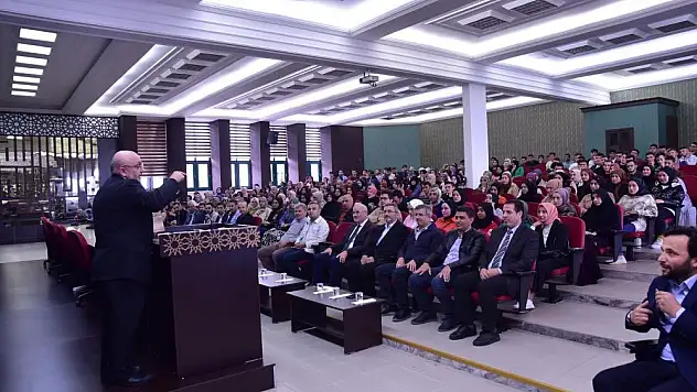 Rektör Ünal: 'Öğrencilerimizden yabancı dilde yetkinliğe ulaşmasını bekliyoruz'