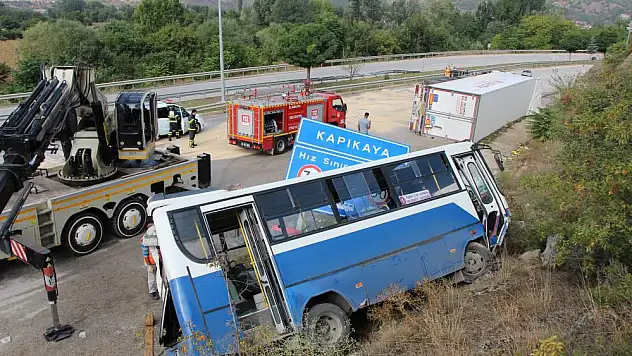 Amasya'da tır ile halk otobüsü çarpıştı, yolcu bulunmaması faciayı önledi
