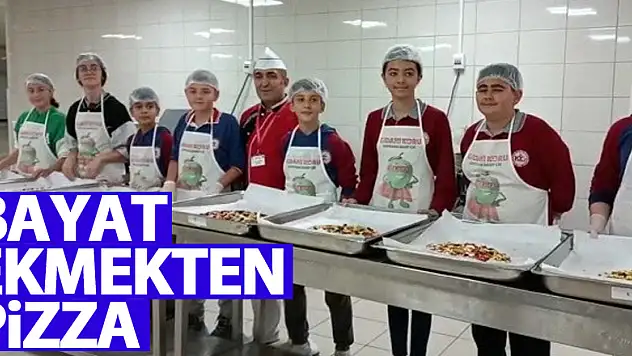 Öğrenciler gıda israfına dikkat çekmek için bayat ekmekten pizza yaptı
