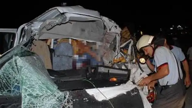 Kamyonet TIR'la çarpıştı: 1 ölü