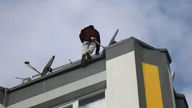 Sevgilisiyle tartışıp çatıya çıktı