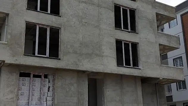 Bastığı tahta kırılan inşaat işçisi hastanelik oldu