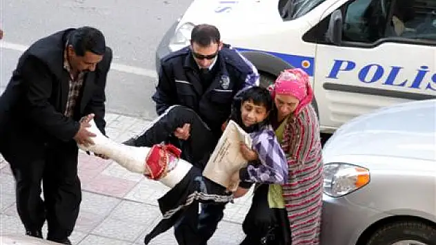 Yaralı çocuk ifade vermeye kucakta götürüldü
