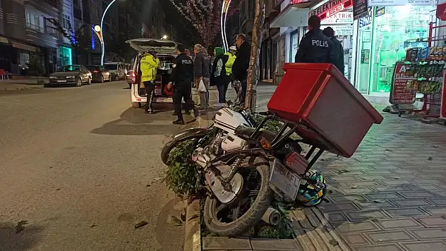 Motosiklet ağaca çarptı: 1 yaralı