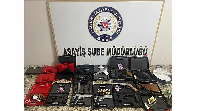 Samsun'da bir araçta 10 silah bulundu, 4 zanlı yakalandı