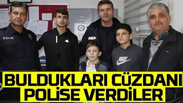 Cami şadırvanında buldukları cüzdanı polise verdiler