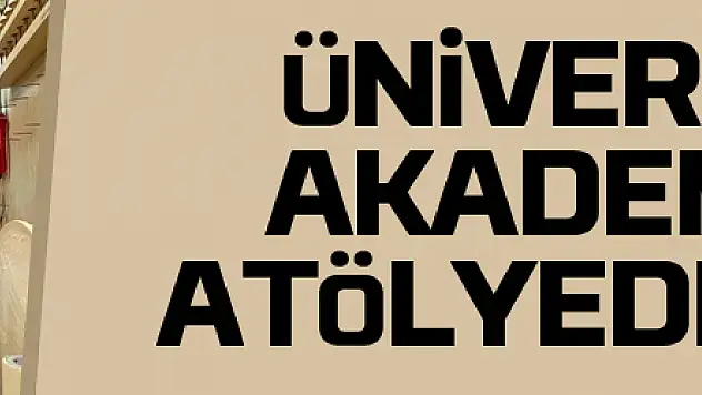 Üniversitede akademisyen atölyede enstrüman ustası