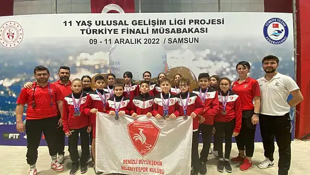 35 madalya ile şampiyonaya damga vurdu