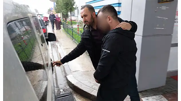 Araçta uyuşturucu madde ve uyuşturucu satışı paralarıyla yakalandılar