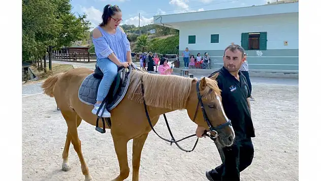 2 bin çocuğa atlı terapi