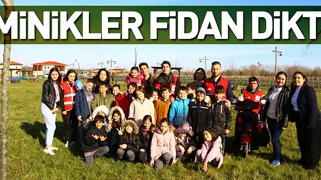 Üniversite öğrencileri, miniklerle birlikte fidan dikti