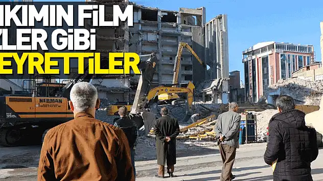 İş merkezinin yıkımını film izler gibi seyrettiler