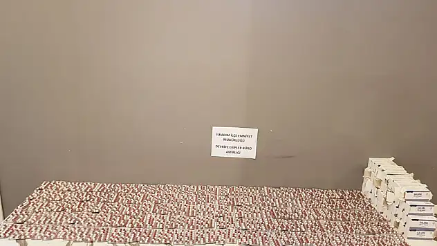 Polis şüpheli araçtan 2 bin 744 adet uyuşturucu hap ele geçirdi