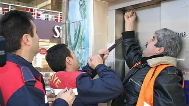 Engelliler asansöründen aileyi itfaiye kurtardı