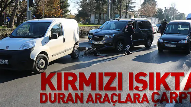 Hafif ticari araç kırmızı ışıkta duran araçlara çarptı: 1 yaralı