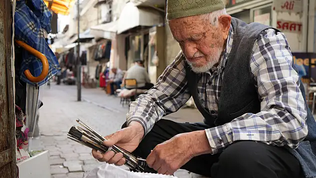 96 Yaşında Gözlük Takmadan Şemsiye Tamir Ediyor