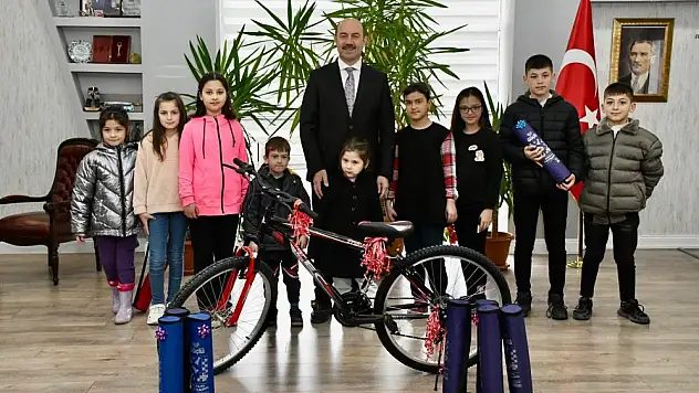 Başkan Kılıç'tan miniklere karne hediyesi