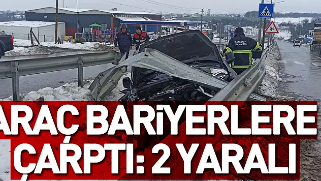 Hafif ticari araç bariyerlere çarptı: 2 yaralı