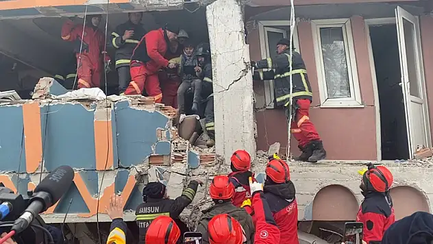 10 yaşındaki Mustafa'yı enkazdan çıkartan ekip, o anları anlattı