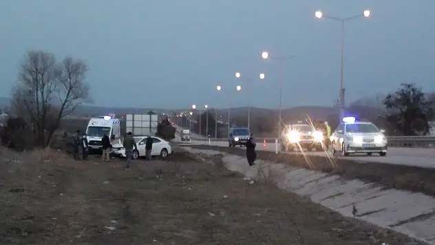 Seyir halindeki tıra çarpan otomobil yan yola savruldu: 1'i çocuk 3 yaralı