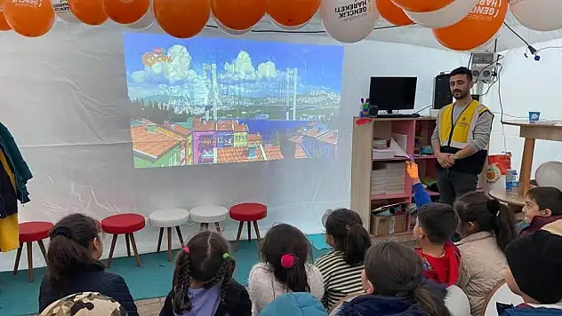 Depremzede çocuklar için sinema çadırı