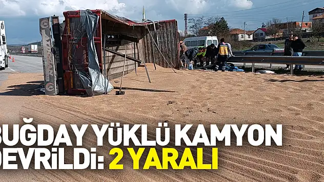 Buğday yüklü kamyon devrildi: 2 yaralı