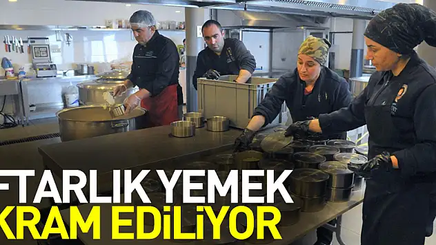 Samsun'da ihtiyaç sahiplerine iftarlık yemek ikram ediliyor