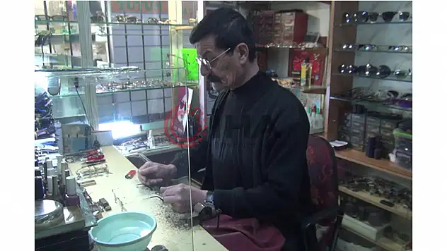 Mesleğinin son ustalarından: 45 yıldır eski gözlüklere yeniden hayat veriyor