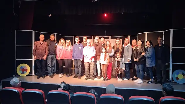 Depremzedelere moral tiyatrosu