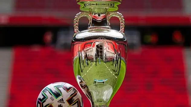 Bakan Kasapoğlu 2028 ve 2032 Avrupa Futbol Şampiyonaları adaylık dosyasını imzaladı