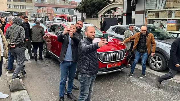 Sultanbeylili vatandaşlardan Togg otomobiline yoğun ilgi