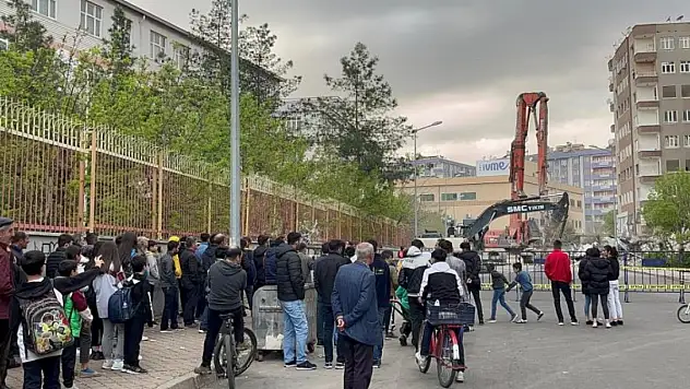 Kontrollü bina yıkımını film izler gibi seyrettiler