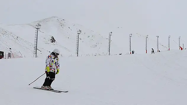 Sezonu ilk açan Palandöken'de kayak keyfi nisanda da devam ediyor