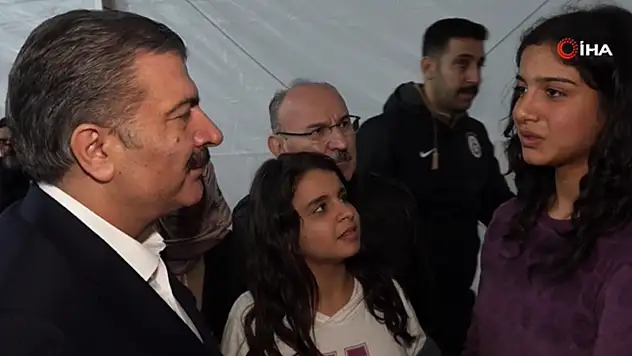 Depremzede kız çocuğu Bakan Koca'yı duygulandırdı