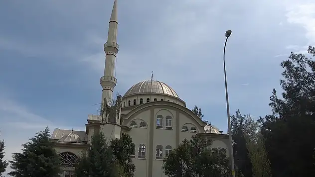 Depremin vurduğu camide dikkat çeken görüntü: Minarelerden biri yıkıldı, diğeri kaldı