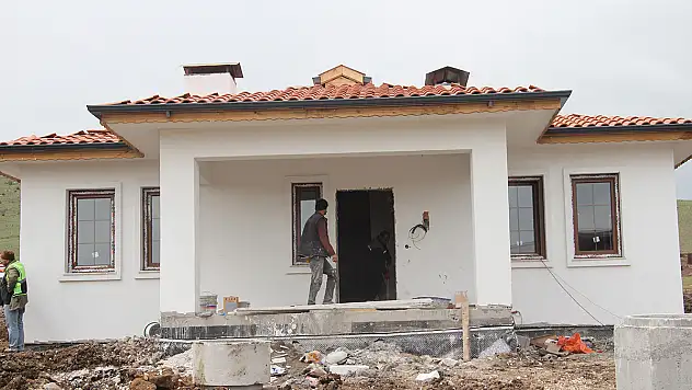 Deprem bölgesinde yapılan köy evlerinin ilk etabı bayramda teslim ediliyor