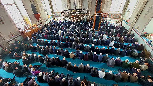 Ramazan'ın son cumasında da camiler doldu taştı