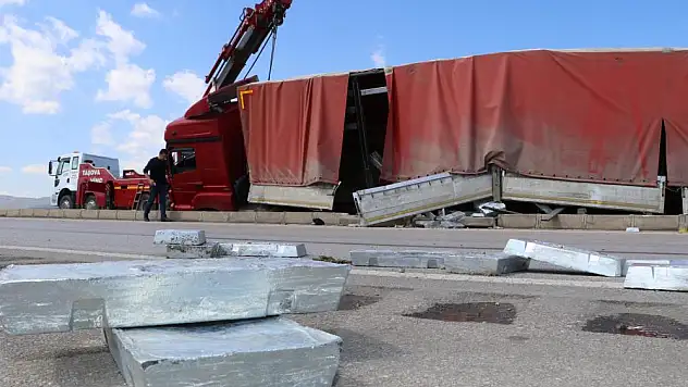 Amasya'da kontrolden çıkan tır orta refüje daldı: 1 yaralı