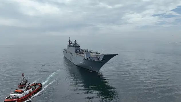 TCG Anadolu Sarayburnu'na yanaştı