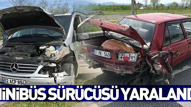 Çarşamba'da otomobille çarpışan minibüsün sürücüsü yaralandı
