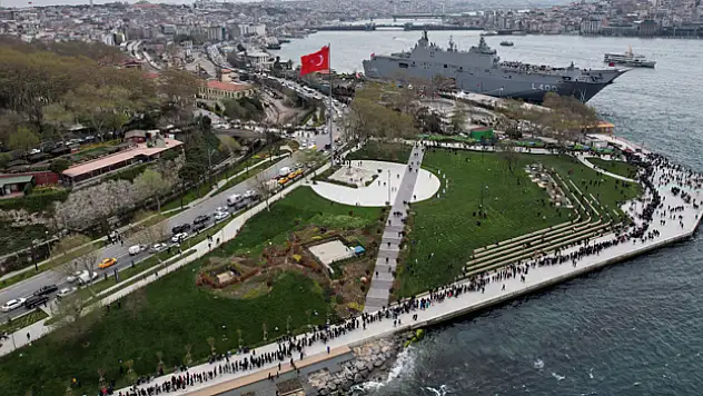 TCG Anadolu gemisini görmek isteyen vatandaşlar 2 km kuyruk oluşturdu
