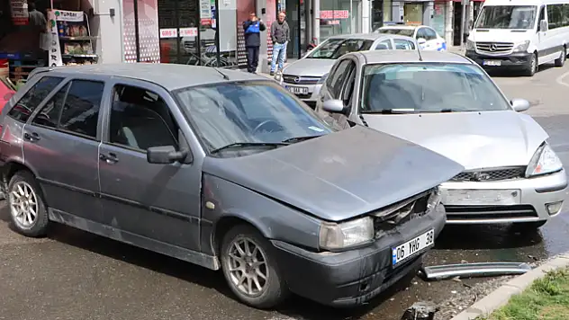 2 otomobil kavşakta çarpıştı: 1 yaralı