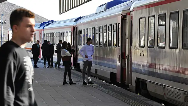 Doğu Ekspresi'nde bayram yoğunluğu yaşanıyor