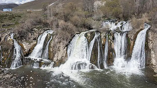 Yağışlar Muradiye Şelalesi'nin debisini yükseltti