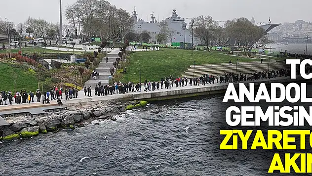 Sarayburnu Limanı'nda demirleyen TCG Anadolu gemisine ziyaretçi akını