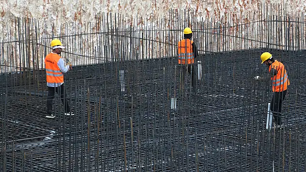 Depremin ardından inşaatlar başladı, 20-30 bin liraya çalıştıracak kalifiye işçi bulunamıyor