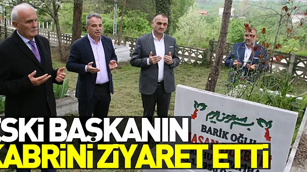 Eski Başkanın Kabrini Ziyaret Etti