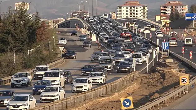 43 ilin geçiş güzergahında trafik kilit: Tatilciler dönüş yoluna geçti