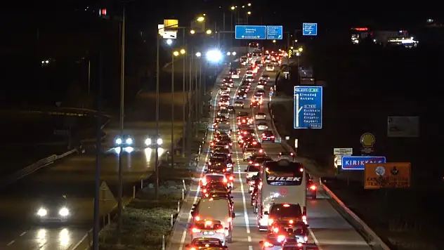 Tatilcilerin dönüş yolculuğu sürüyor: 43 ilin geçiş güzergahında trafik durma noktasına geldi
