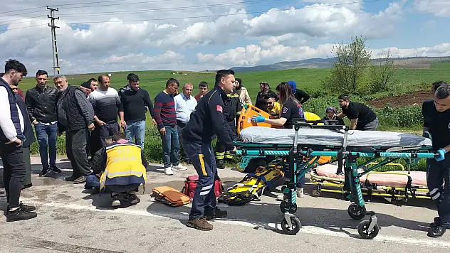 Samsun'da otomobil ile hafif ticari aracın çarpıştığı kazada 6 kişi yaralandı